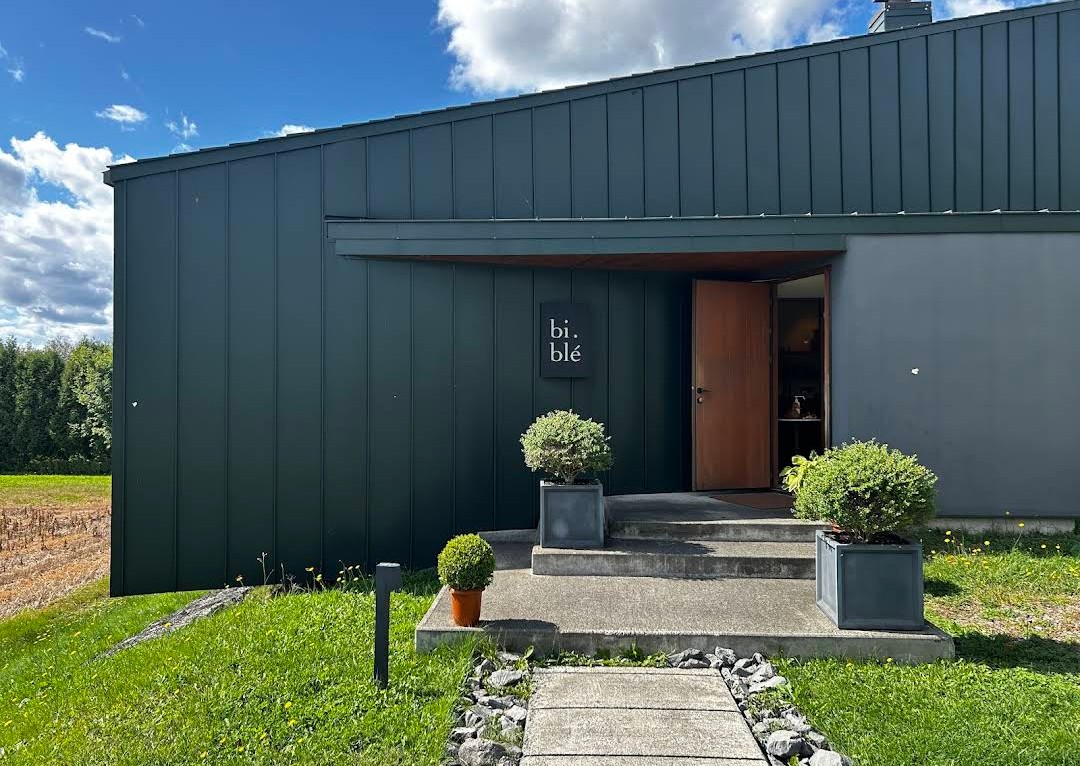 美瑛の人気レストラン「bi.ble（ビブレ）」｜絶景フレンチ・焼きたてパン・宿泊も楽しめる名店